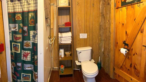 Towels, toilet paper - Rustic, Private Log Cabin near Augusta, Maine, Perfect for a Weekend Getaway in Nature (Pleasant Ridge Plantation)