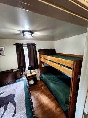 2 habitaciones y escritorio 