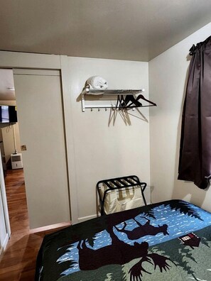 2 slaapkamers, een bureau