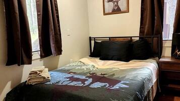 2 bedrooms, desk