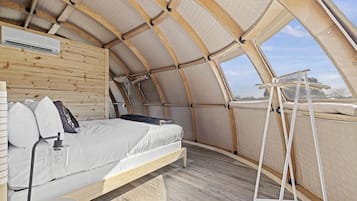 1 bedroom, desk, bed sheets