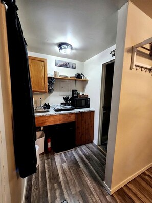 Fridge, stovetop, cookware/dishes/utensils - One Bed Cabin Fully Furnished in Seward, Alaska (Seward)