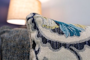 A close-up of a patterned pillow with a design that includes a blue and yellow color scheme. - Outstanding Cabin Incredible for Six People in Livingston, Texas (Livingston)