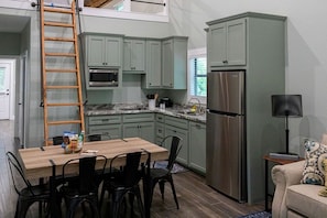 Private kitchen - Dreamy Loft Cabin Ideal for Family Vacations in Livingston, Texas (Livingston)