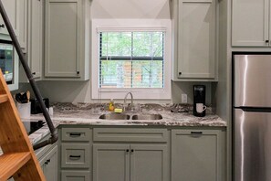 Coffee/tea maker, fridge, microwave, stovetop - Dreamy Loft Cabin Ideal for Family Vacations in Livingston, Texas (Livingston)