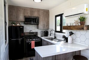 ثلاجة، ميكروويف، موقد طهي مسطح، غسالة أطباق