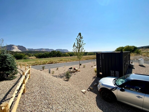 المنطقة المحيطة بالمنشأة