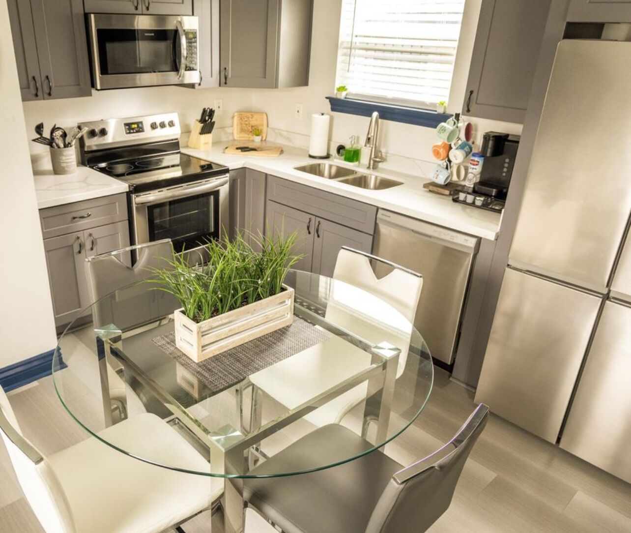 Een magnetron, een oven, een kookplaat