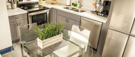 Een magnetron, een oven, een kookplaat