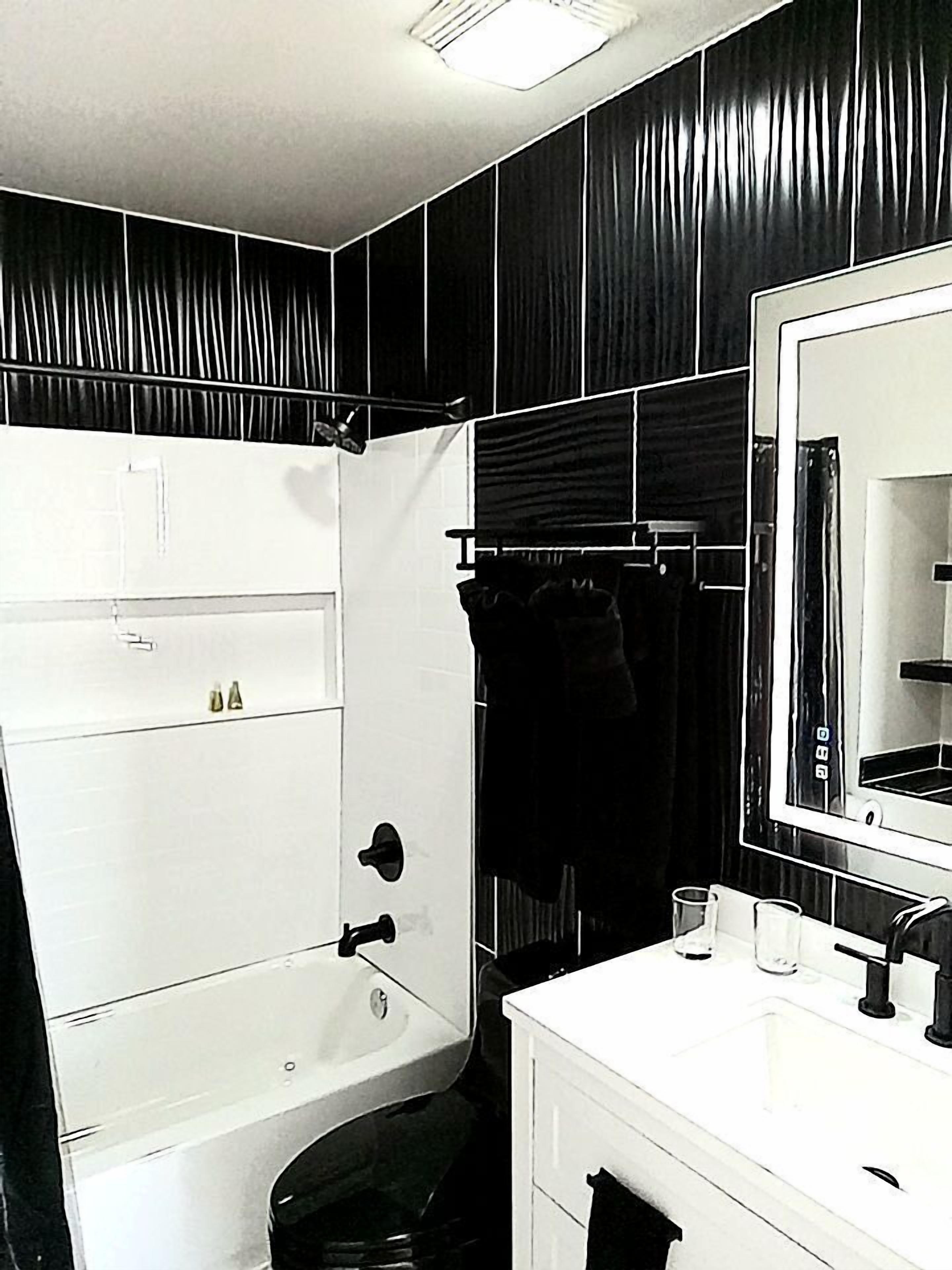 Haartrockner, Handtücher, Seife, Shampoo