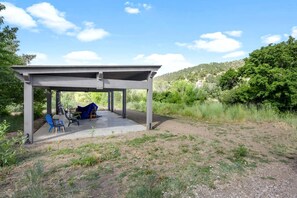 Property grounds - Stunning Wooden Cabin with Fireplace in Glendale, Utah (Glendale)