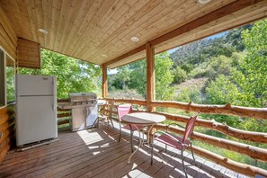 Outdoor dining - Stunning Wooden Cabin with Fireplace in Glendale, Utah (Glendale)