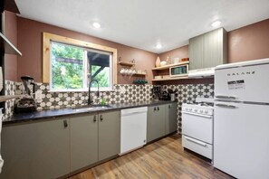 Private kitchen - Stunning Wooden Cabin with Fireplace in Glendale, Utah (Glendale)