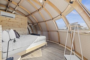 1 slaapkamer, een bureau, beddengoed