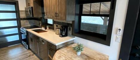 Coffee/tea maker, fridge, microwave, oven