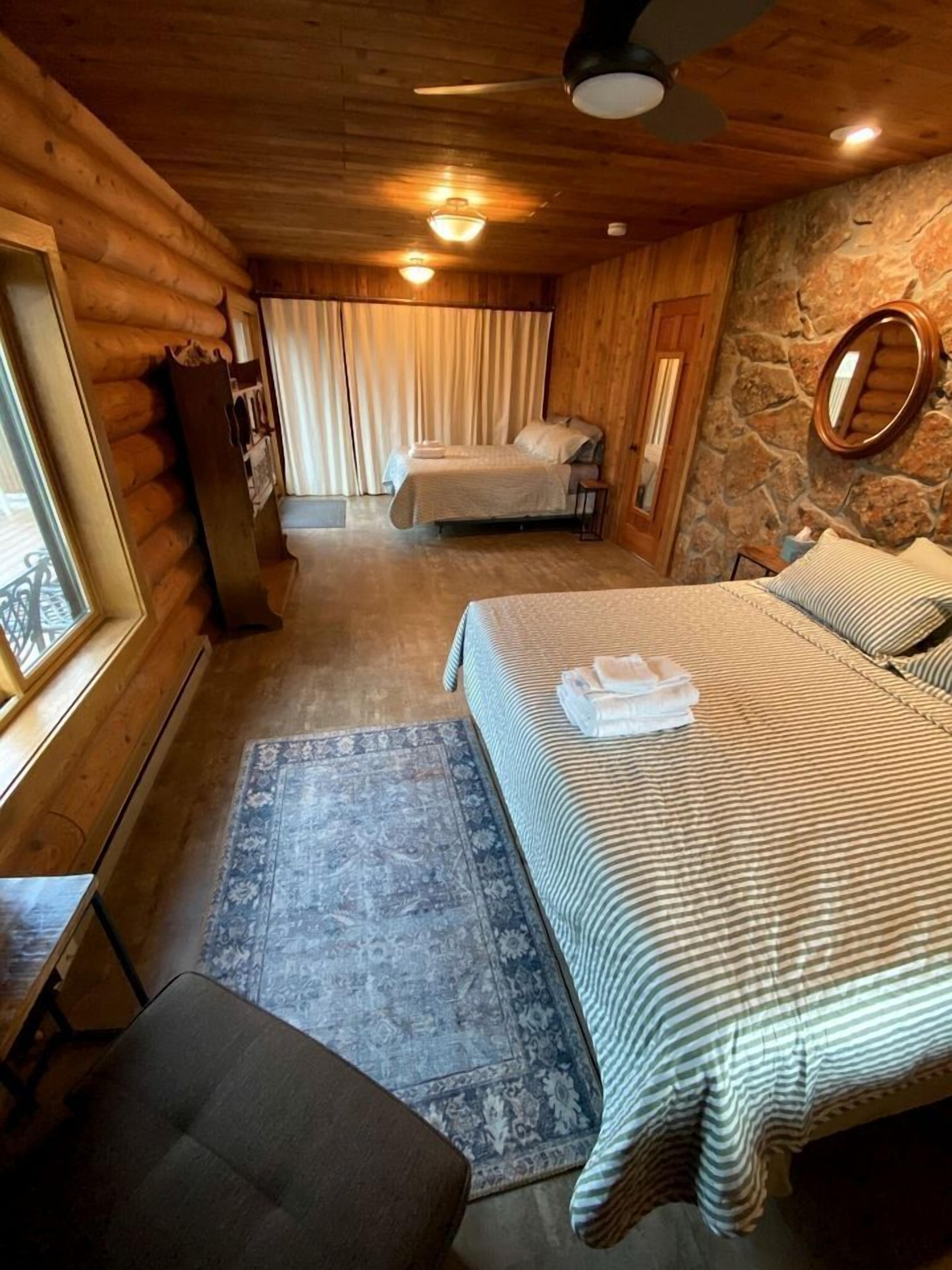 5 bedrooms, iron/ironing board, WiFi, bed sheets