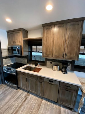 Coffee/tea maker, fridge, microwave, oven - Remodeled Cabin with Pool Table and Hot-Tub in Wyoming (Alpine)