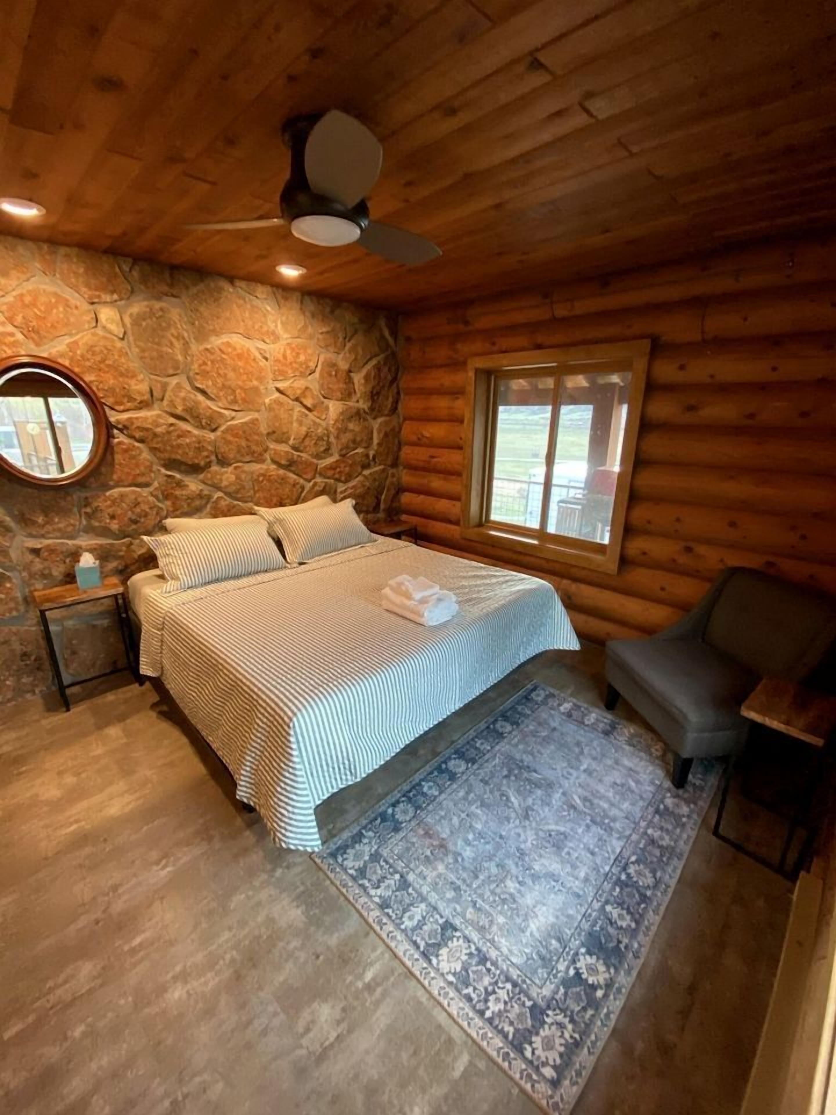 5 bedrooms, iron/ironing board, WiFi, bed sheets