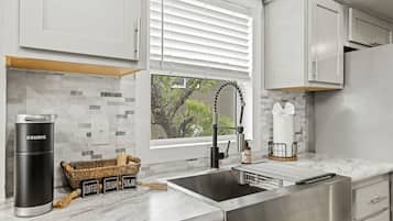 Kühlschrank, Mikrowelle, Herdplatte, Toaster