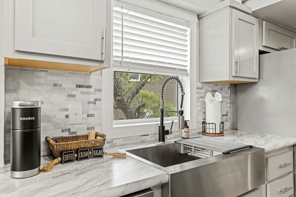 Fridge, microwave, stovetop, toaster - Cute Cabin with Barbecue and Fire Pit in Fredericksburg, Texas (Fredericksburg)