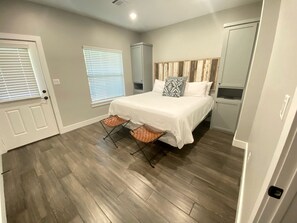 1 bedroom, WiFi, bed sheets - Waterfront Cabin Ideal for a Little Getaway in Livingston, Texas (Livingston)