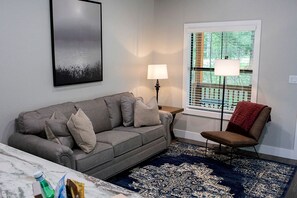 Living area - Waterfront Cabin Ideal for a Little Getaway in Livingston, Texas (Livingston)
