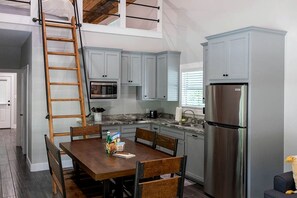Unclassified image, 5 of 11, button - Deluxe Cabin Nestled in the Woods in Livingston, Texas (Livingston)