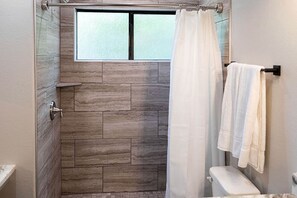Unclassified image, 3 of 11, button - Deluxe Cabin Nestled in the Woods in Livingston, Texas (Livingston)