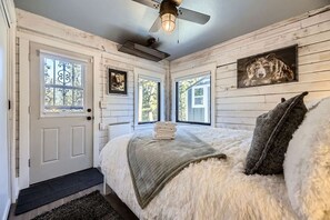 Bureau, fer et planche à repasser, lit parapluie, Wi-Fi