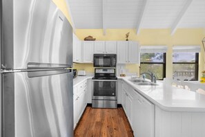 Frigorífic, microones, forn i placa de cuina 