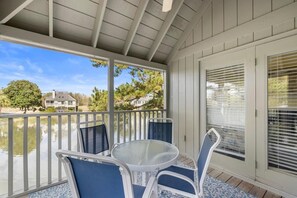 Outdoor dining - Captivating 3 Bedroom Villa Private Beach Access (Pawleys Island)