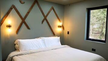 2 bedrooms, desk, iron/ironing board, WiFi