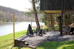 Terrace/patio - Riverfront, Modern A-Frame on the Allegheny River, Perfect for a Romantic Weekend to Unwind (Parker)