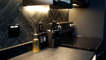 Coffee/tea maker, fridge, microwave, oven