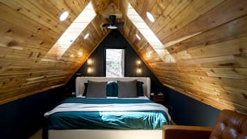 2 bedrooms, desk, iron/ironing board, WiFi