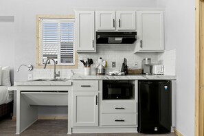 Fridge, microwave, dishwasher, coffee/tea maker - Accessible Loft Cabin Perfect for Families in Texas (Fredericksburg)