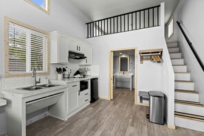 Fridge, microwave, dishwasher, coffee/tea maker - Accessible Loft Cabin Perfect for Families in Texas (Fredericksburg)