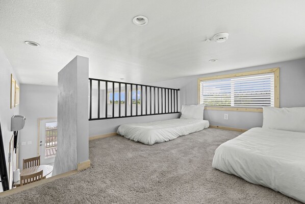 1 bedroom, WiFi, bed sheets - Accessible Loft Cabin Perfect for Families in Texas (Fredericksburg)