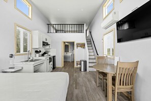 1 bedroom, WiFi, bed sheets - Accessible Loft Cabin Perfect for Families in Texas (Fredericksburg)