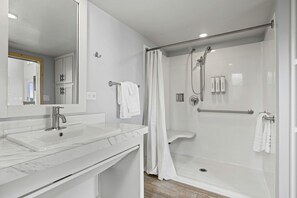 Bathroom - Accessible Loft Cabin Perfect for Families in Texas (Fredericksburg)