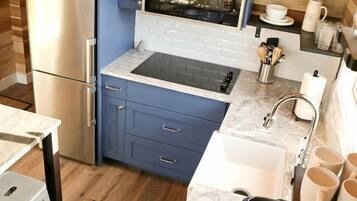 Refrigerador, parrilla de estufa, cafetera y tetera y tostadora