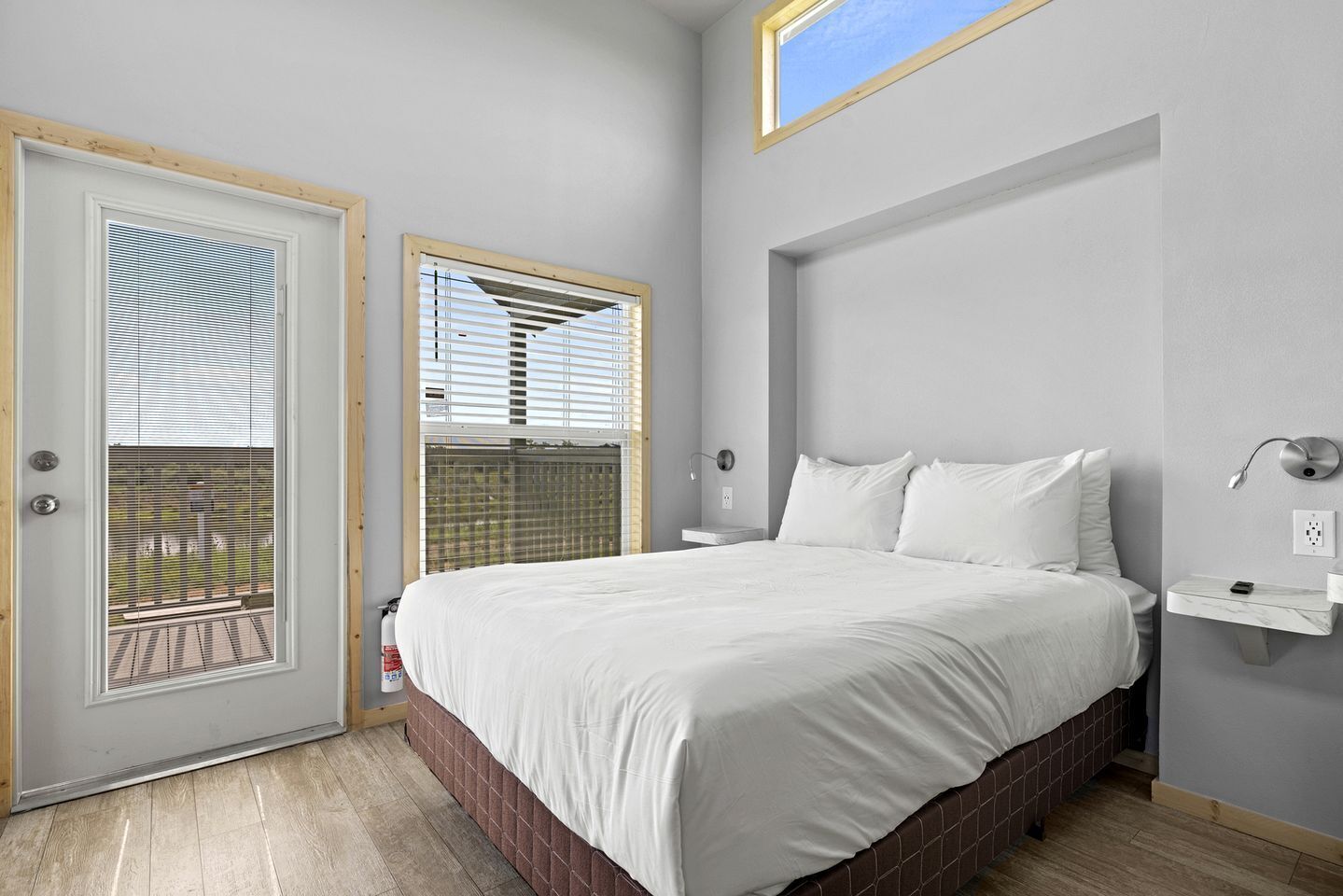 1 bedroom, desk, WiFi, bed sheets