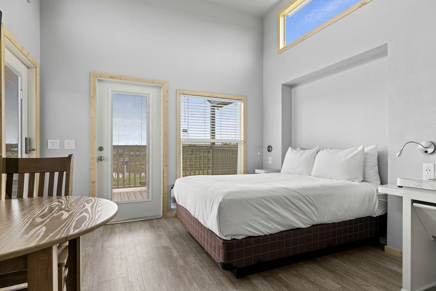 1 bedroom, desk, WiFi, bed sheets