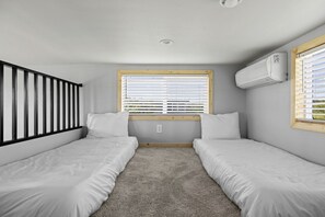Room - T10 Accessible Loft Cabin (Fredericksburg)