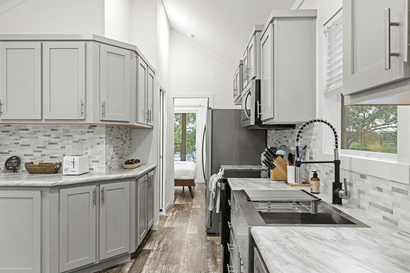 Fridge, microwave, stovetop, dishwasher - Spectacular Cabin with Barbecue and Gorgeous Vistas in Fredericksburg, Texas (Fredericksburg)