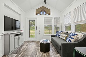 Living area - Sweet Cabin Nestled Among Nature in Texas (Fredericksburg)