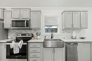 Private kitchen - Sweet Cabin Nestled Among Nature in Texas (Fredericksburg)