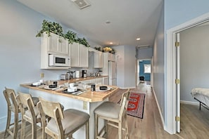 Coffee/tea maker, fridge, microwave, oven - Spacious Dual-Home Mountain Escape with Hot Tub and Creek Views Near Trails in Lander, Wyoming (Lander)