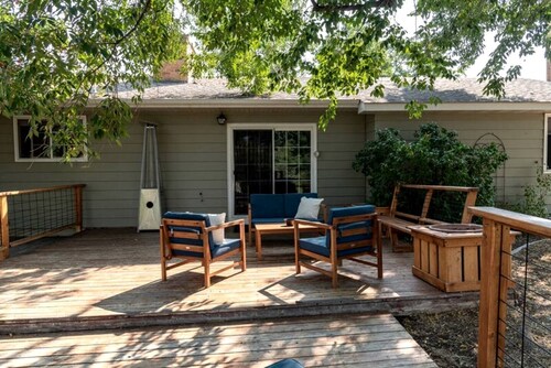 Spacious Dual-Home Mountain Escape with Hot Tub and Creek Views Near Trails in Lander, Wyoming