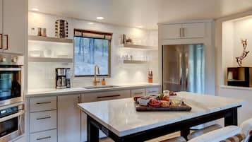 Coffee/tea maker, fridge, microwave, oven